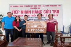 Lãnh đạo VICEM trao quà ủng hộ nhân dân tỉnh Đắk Lắk. (Ảnh: Duy Mạnh)