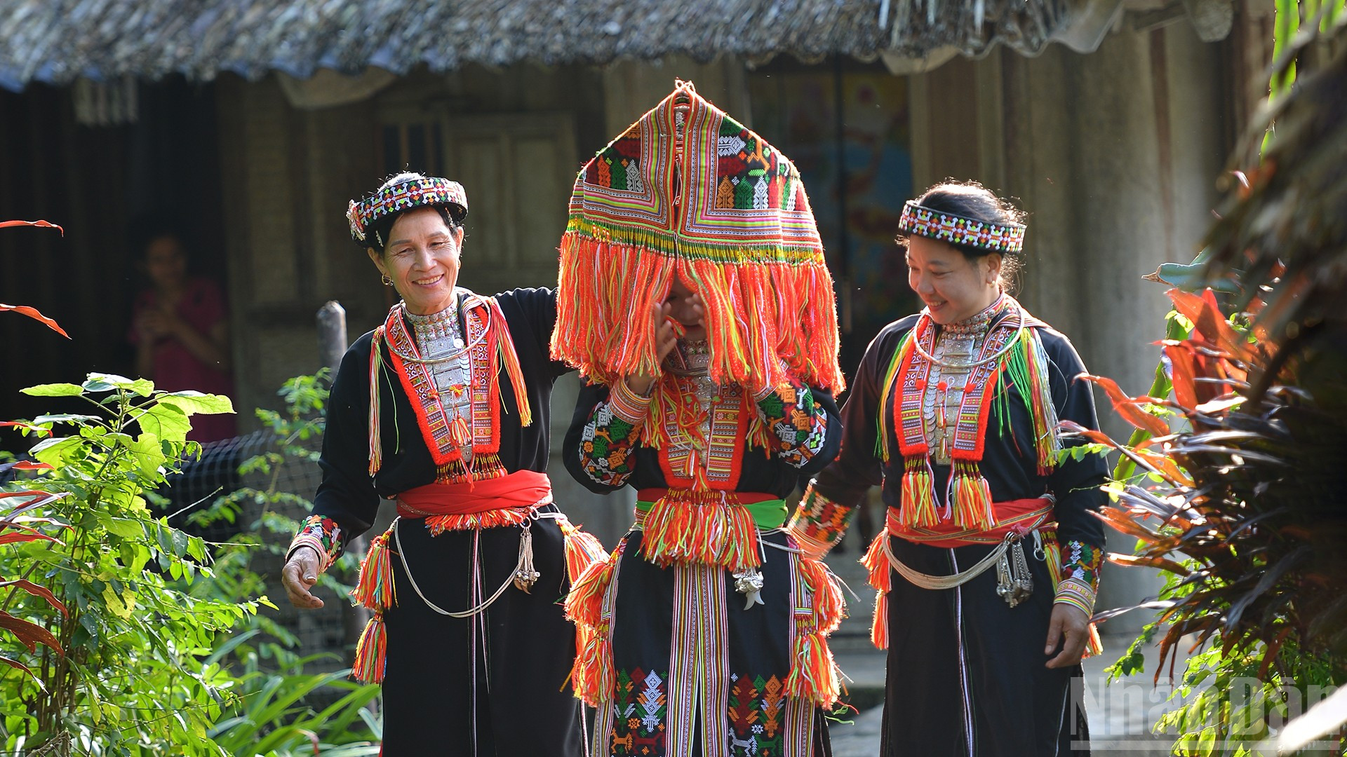 Mũ trùm kín đầu đính tua chỉ sặc sỡ. ndo_br_dsc-1102.jpg