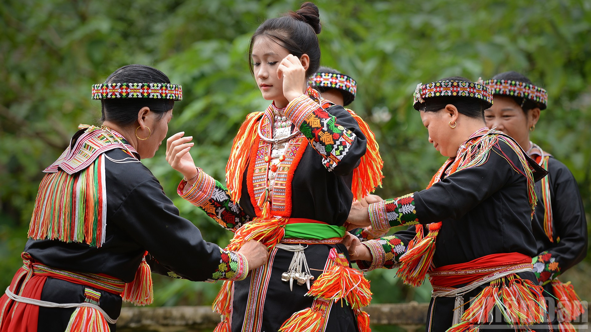 Trang phục truyền thống của phụ nữ dân tộc Dao đỏ, xã Tân Lĩnh, tỉnh Lào Cai. ndo_br_dsc-0436.jpg