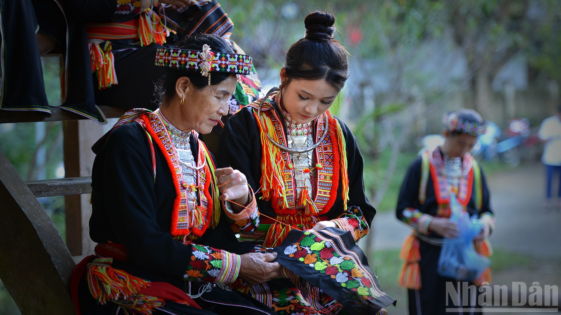 Truyền dạy kỹ thuật thêu thổ cẩm cho thế hệ trẻ. ndo_br_dsc-1338.jpg