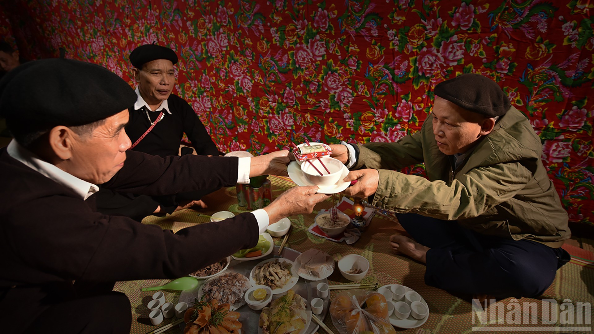 Giữ gìn phong tục cưới truyền thống của người Dao Tuyển ndo_br_12-dai-dien-nha-gai-trao-cho-nha-trai-boc-vai-nho-mau-do-ben-trong-co-manh-giay-ghi-ho-ten-va-ngay-thang-nam-sinh-cua-co-dau-va-ke-tu-lu-c-nay-co-dau-chinh-thuc-l-a-nguoi-cua-h-o-nha-trai-anh-dang.jpg