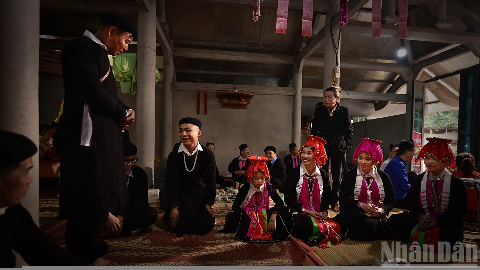 Giữ gìn phong tục cưới truyền thống của người Dao Tuyển ndo_br_08-co-dau-chu-re-quy-tr-uoc-ban-tho-lam-le-bao-cao-to-tien-than-linh-anh-dang-vu-linh.jpg