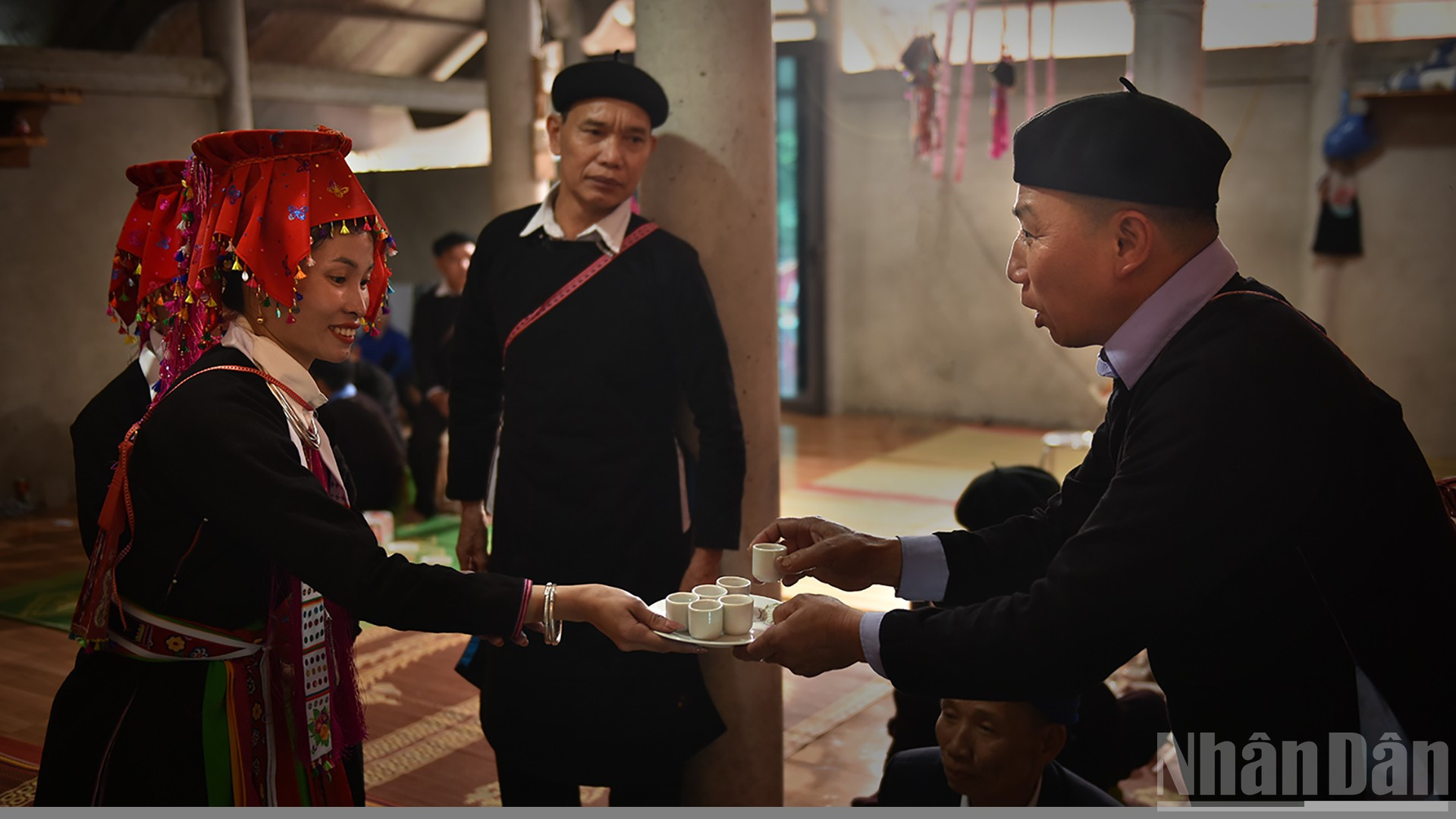 Giữ gìn phong tục cưới truyền thống của người Dao Tuyển ndo_br_09-nhung-loi-chuc-tot-dep-trong-men-ruou-nong-nan-an-h-ang-vu-linh.jpg