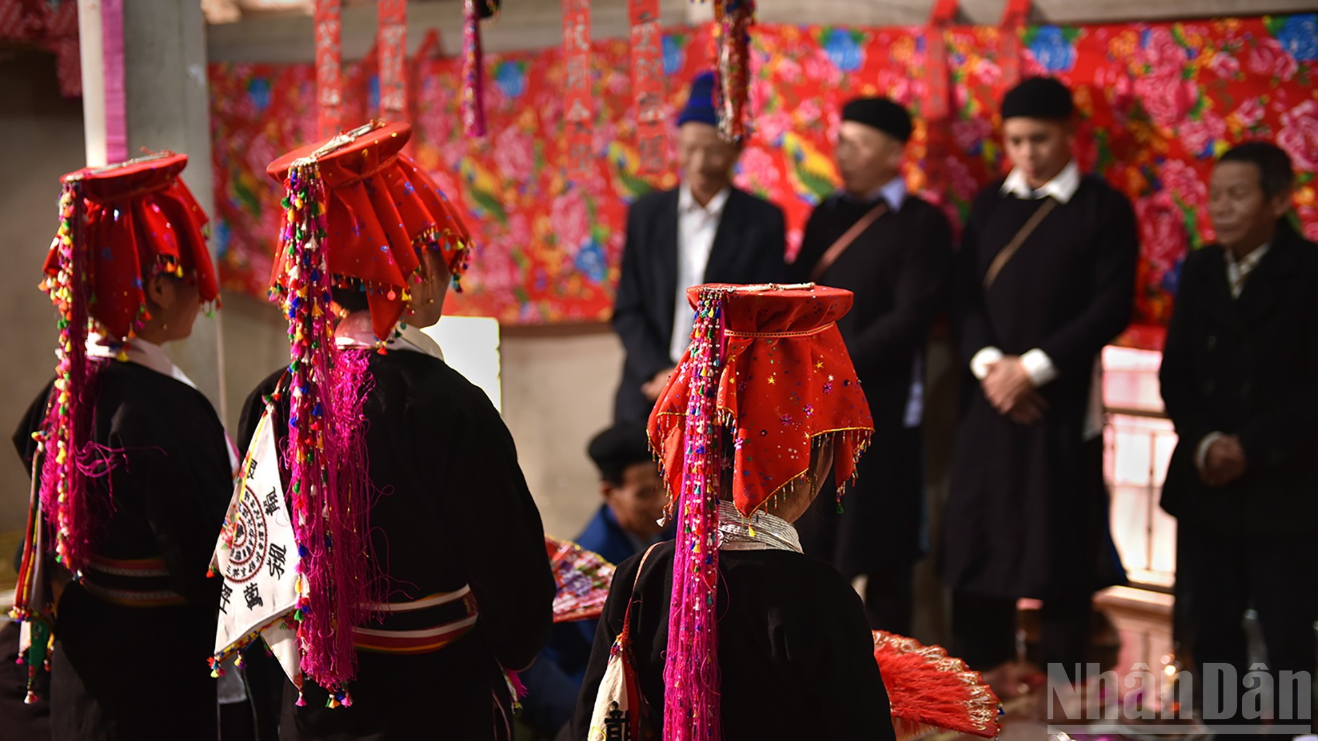 Giữ gìn phong tục cưới truyền thống của người Dao Tuyển ndo_br_07-nha-trai-va-nha-gai-hat-giao-duyen-doi-dap-anh-ang-vu-linh.jpg