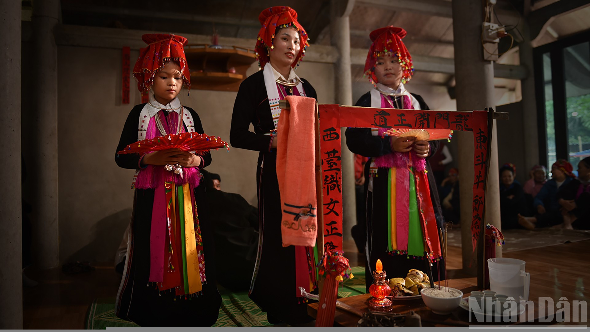 Giữ gìn phong tục cưới truyền thống của người Dao Tuyển ndo_br_06-hat-giao-duyen-trong-am-cuoi-anh-dan-g-vu-linh.jpg