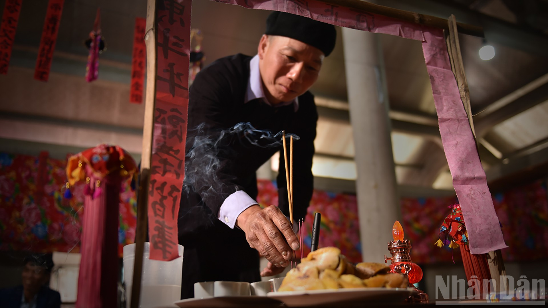 Giữ gìn phong tục cưới truyền thống của người Dao Tuyển ndo_br_03-thay-cung-thap-huong-lam-le-anh-dang-vu-linh.jpg