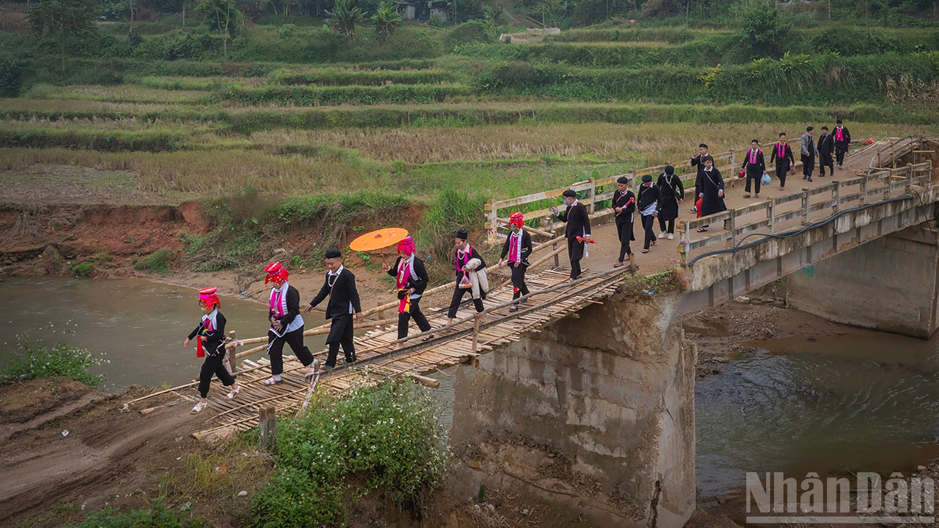 Giữ gìn phong tục cưới truyền thống của người Dao Tuyển ndo_br_10-oan-ruoc-dau-ve-nha-tr-ai-anh-dang-vu-linh.jpg
