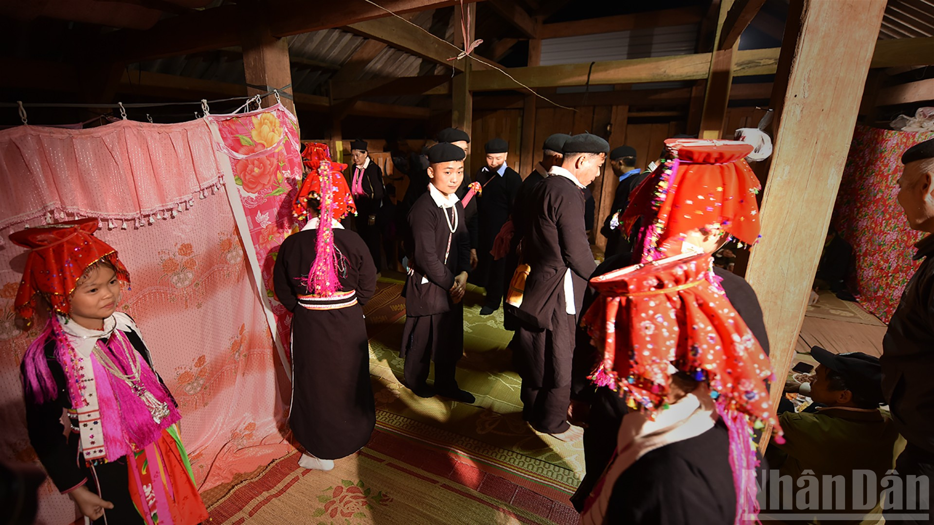 Giữ gìn phong tục cưới truyền thống của người Dao Tuyển ndo_br_11-doan-don-dau-di-vong-quanh-nha-trai-de-thuc-hien-nghi-le-theo-phong-tuc-tap-quan-anh-dang-vu-linh.jpg