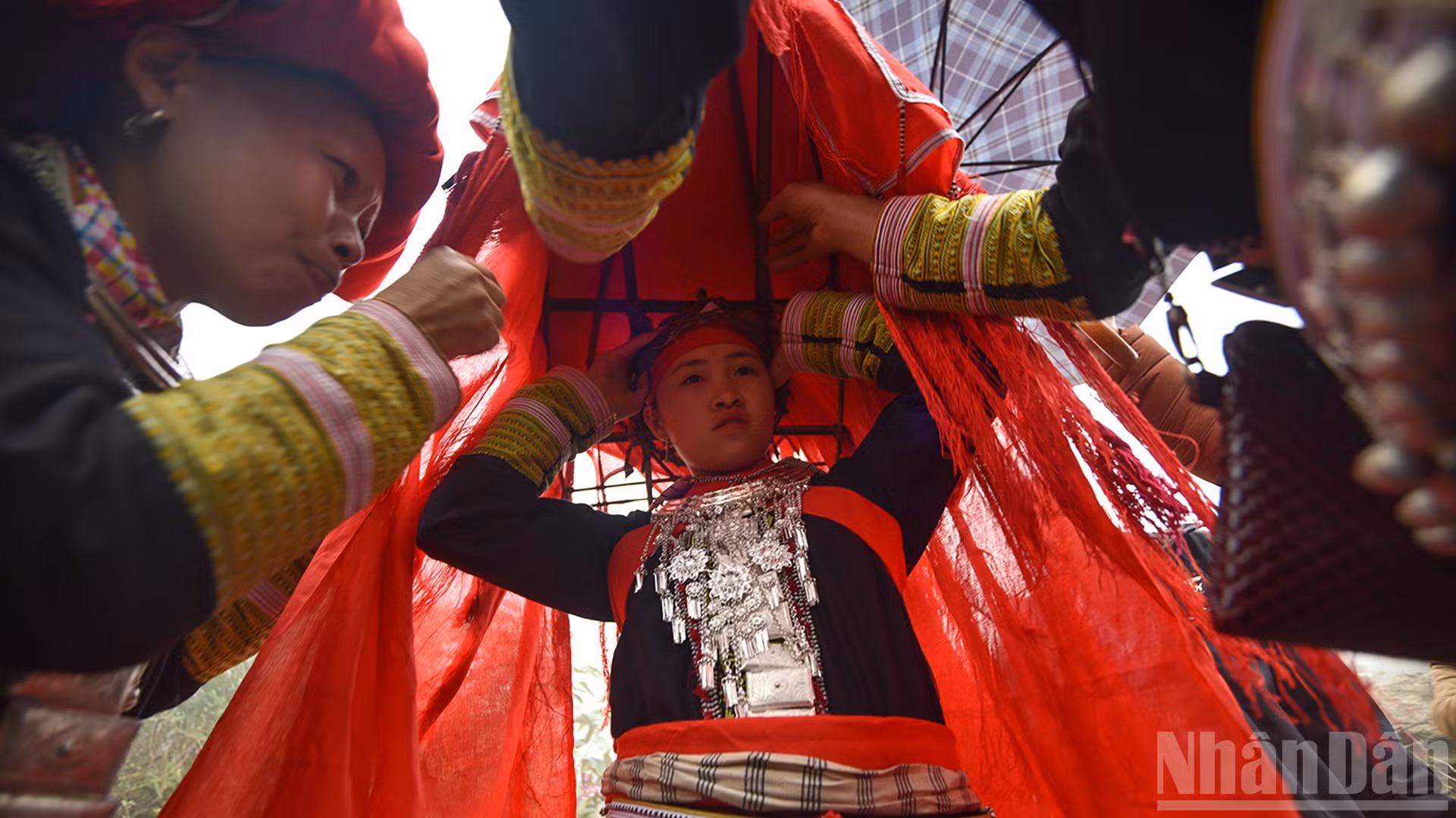 Cô dâu tự về nhà chồng là nét phong tục độc đáo trong lễ cưới của người Dao đỏ ở Tả Phìn, Sa Pa, Lào Cai. (Ảnh: VŨ LINH)