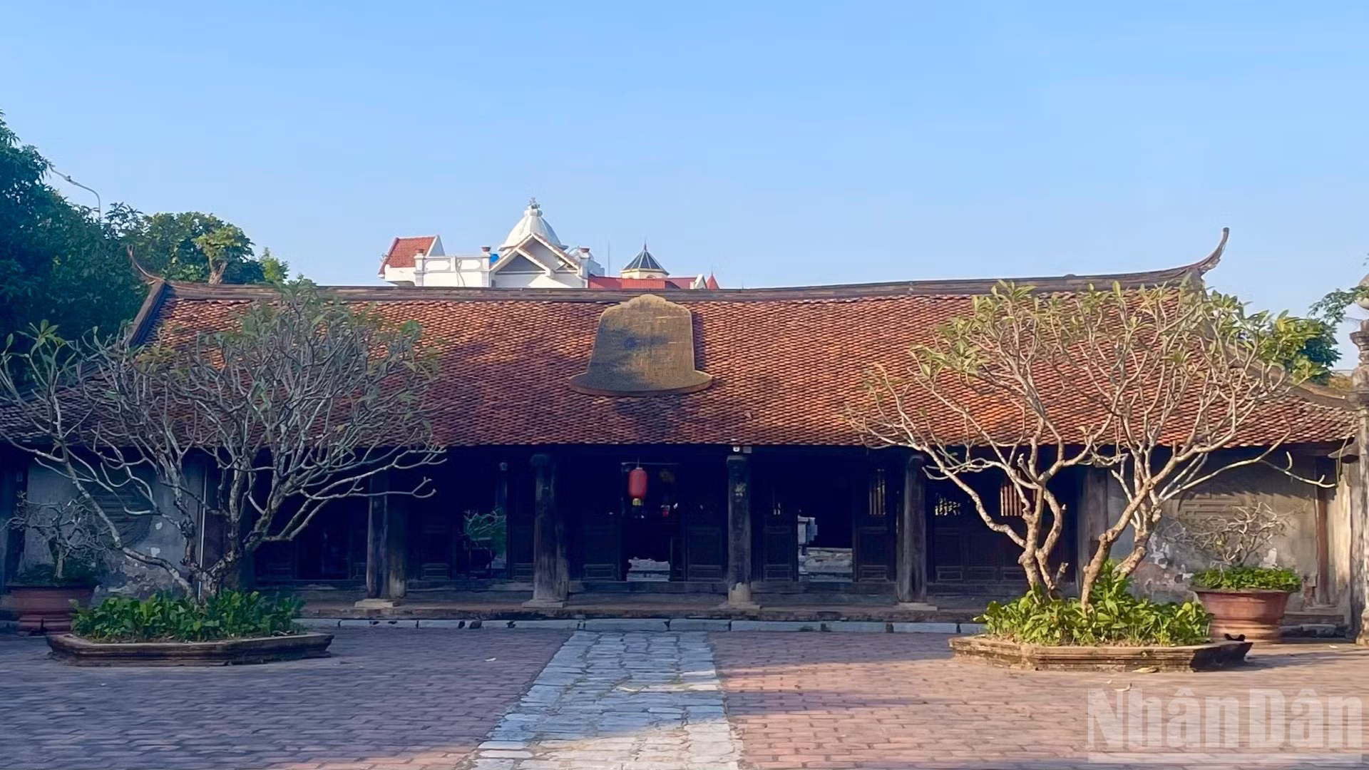 Phía trước chùa Chuông. 
