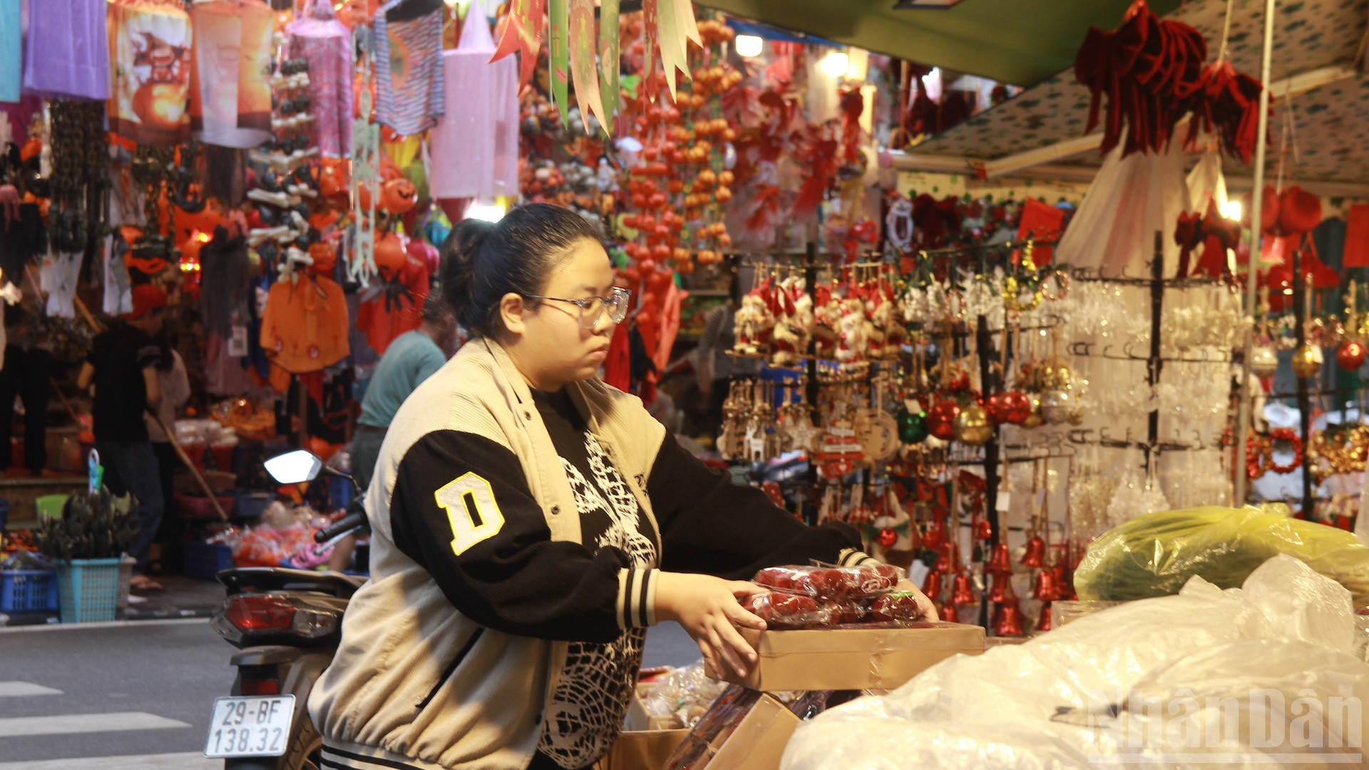 Tiểu thương bắt đầu bày đồ trang trí giáng sinh phục vụ du khách. ndo_br_2-4.png