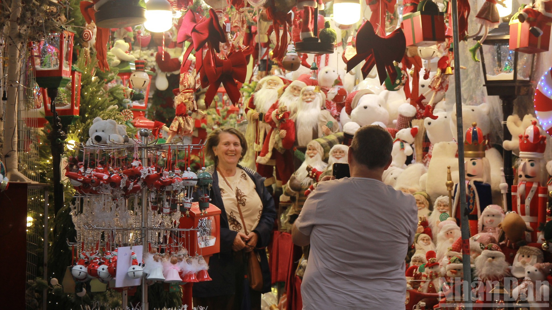 Du khách nước ngoài chụp ảnh tại cửa hàng bán đồ giáng sinh. ndo_br_7-2.png