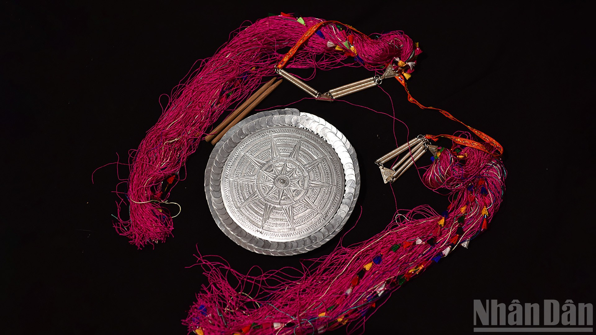 Đĩa bạc bên trong chiếc mũ truyền thống của phụ nữ Dao Tuyển. (Ảnh: ĐẶNG VŨ LINH)