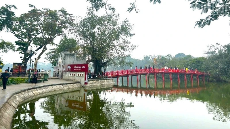 Sáng Mùng 1 Tết: Hà Nội Yên Ả, Phú Thọ Hành Hương, Đà Nẵng Rộn Ràng Du Xuân