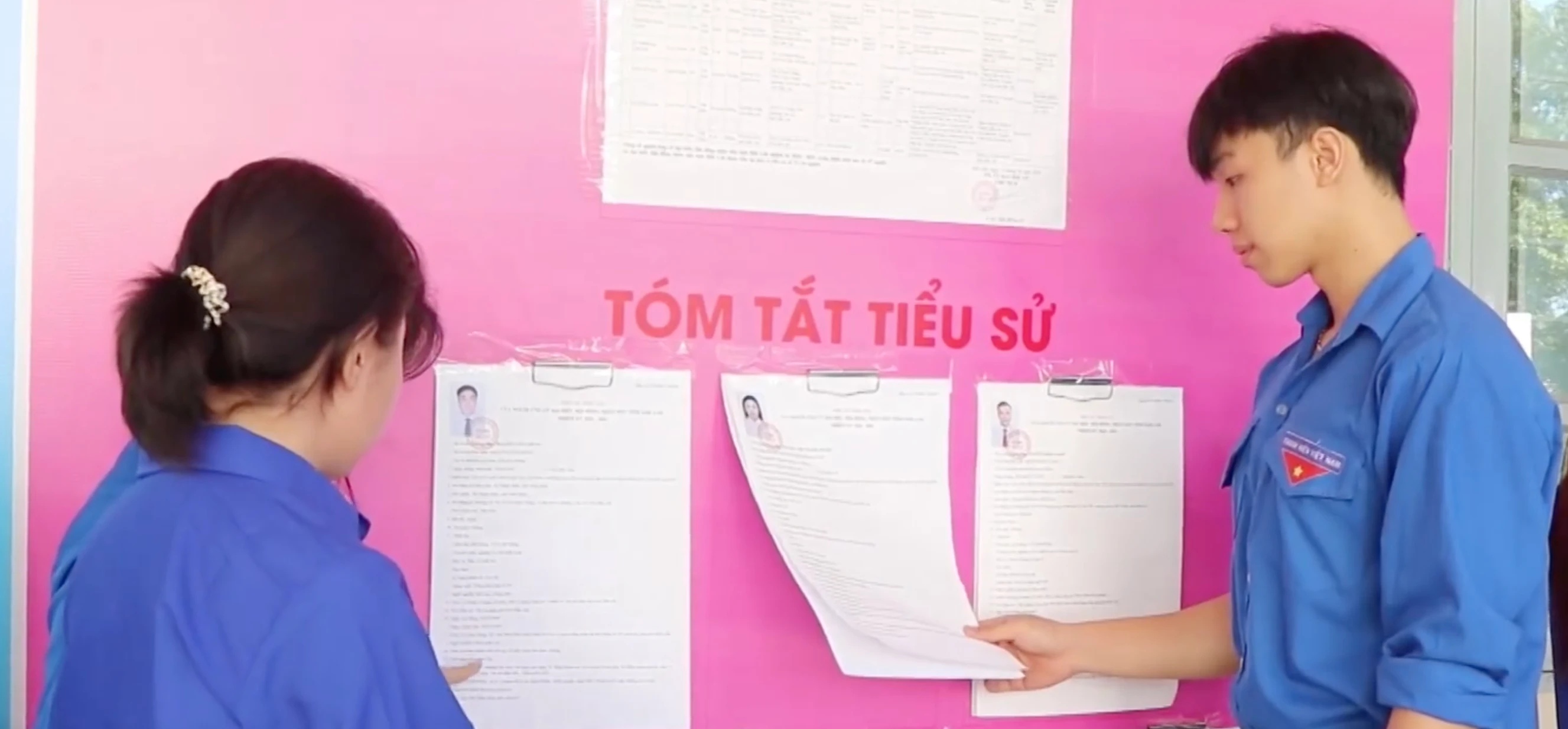 Cử tri trẻ háo hức thực hiện quyền công dân trong cuộc bầu cử Quốc hội khóa XVI