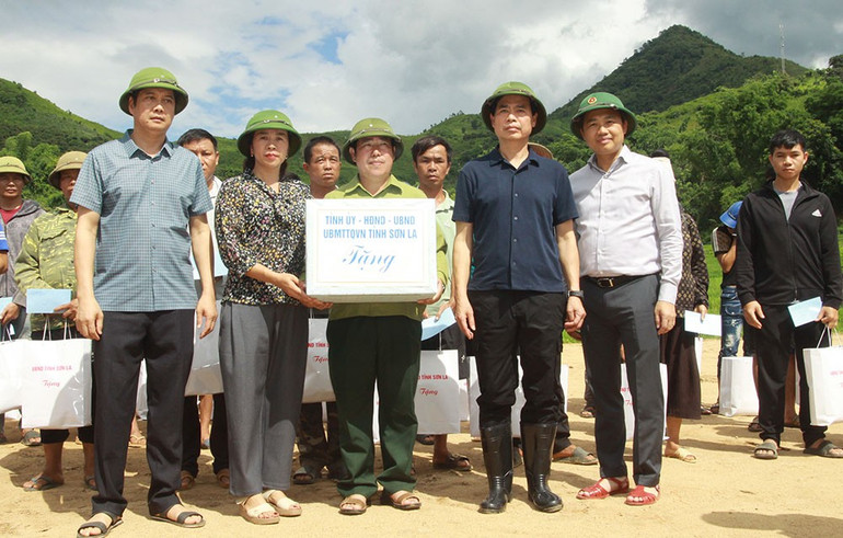 Lãnh đạo tỉnh Sơn La tặng quà hỗ trợ cho các xã bị ảnh hưởng bởi mưa lũ. 2.jpg