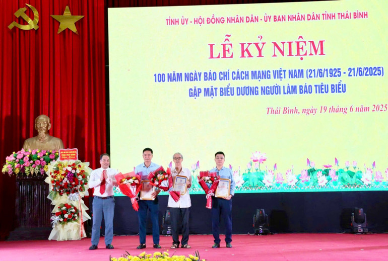 Trao giải thưởng cho tác giả, nhóm tác giả đoạt giải Cuộc thi "Tự hào 100 năm Báo chí Cách mạng Việt Nam". img-7328.jpg