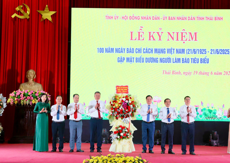 Các đồng chí lãnh đạo tỉnh Thái Bình tặng hoa chúc mừng những người làm báo Thái Bình. img-7329.jpg