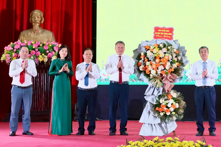 Đồng chí Ngô Đông Hải, Phó Trưởng Ban Tuyên giáo và Dân vận Trung ương tặng hoa chúc mừng người làm báo tỉnh Thái Bình. img-7327.jpg