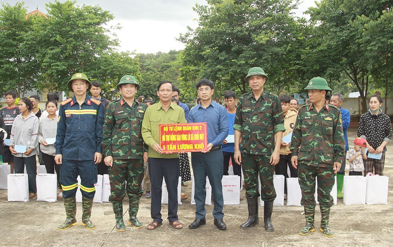 Bộ Tư lệnh Quân khu 2 hỗ trợ 2 tấn lương khô cho các xã Chiềng Sơ và Huổi Một. 4.jpg