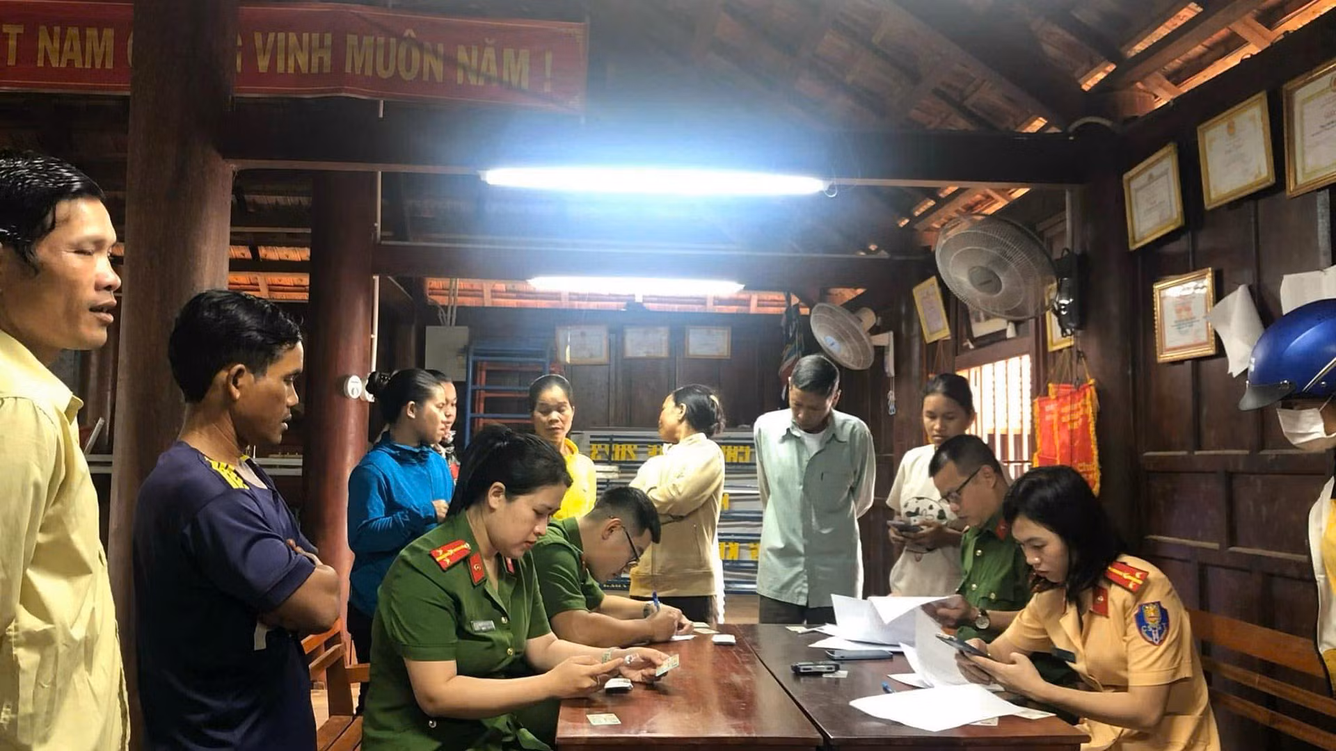 Không quản ngày đêm, cán bộ Công an xã Pờ Y tích cực hỗ trợ người dân làm VNeID.