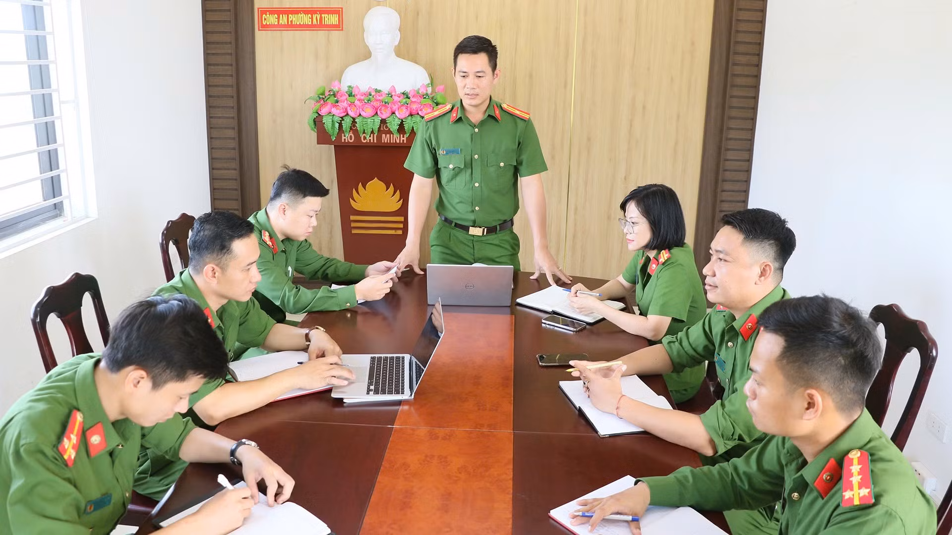 Thiếu tá Nguyễn Viết Đăng và các đồng nghiệp.