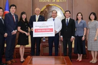 Prudential Việt Nam trao séc tượng trưng chương trình "Trao Gửi Yêu Thương" cho Quỹ Bảo trợ Trẻ em Việt Nam.