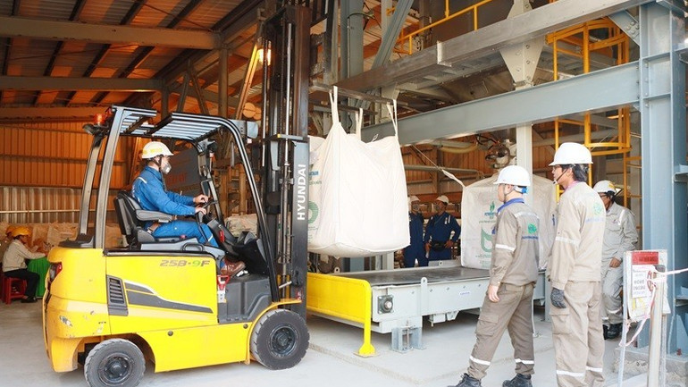 Sản phẩm mới lưu huỳnh hạt sẽ được BSR xuất bán cho khách hàng trong tháng 7. luu-huynh-2-1610.jpg