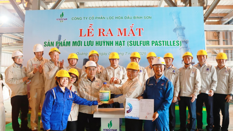 Đại diện BSR thực hiện nghi thức bàn giao sản phẩm và chứng thư chất lượng cho nhà thầu. anh-3-3544.png