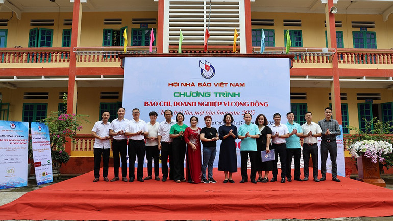Lãnh đạo Hội Nhà báo tặng Bằng khen tri ân các nhà tài trợ. lanh-dao-hoi-nha-bao-tang-bang-khen-tri-an-cac-nha-tai-tro.jpg
