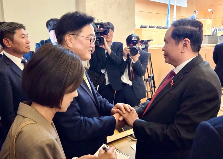 Chủ tịch Quốc hội Trần Thanh Mẫn gặp Chủ tịch Quốc hội Hàn Quốc Woo Won Shik. (Ảnh: quochoi.vn) anh-3.jpg
