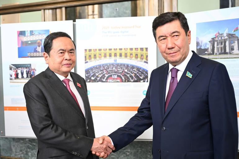 Chủ tịch Quốc hội Trần Thanh Mẫn và Chủ tịch Hạ viện Kazakhstan Yerlan Koshanov. (Ảnh: quochoi.vn) 290720250827-k-5.jpg