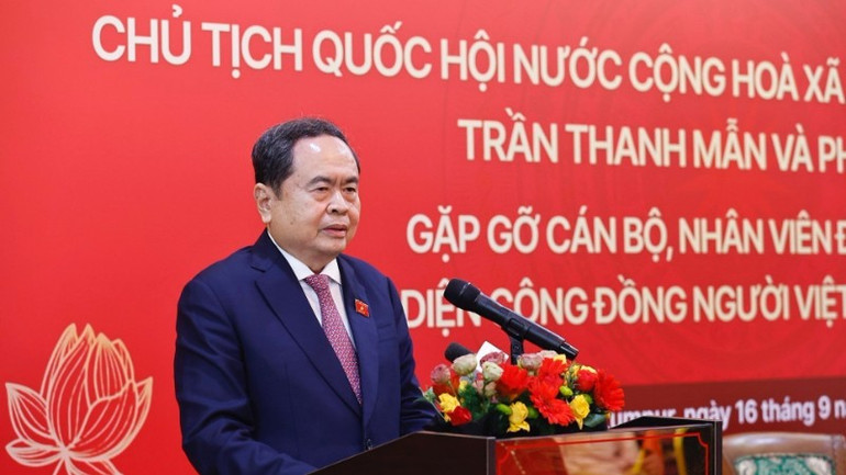 Chủ tịch Quốc hội Trần Thanh Mẫn nói chuyện thân mật với cán bộ, nhân viên Đại sứ quán và đại diện cộng đồng người Việt Nam ở Malaysia. (Ảnh: Doãn Tấn/TTXVN) image-2-6364.jpg