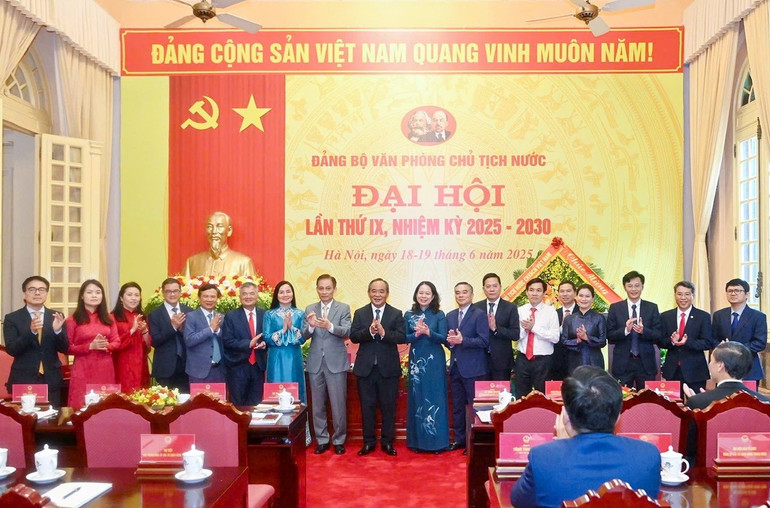 Bí thư Trung ương Đảng, Chánh Văn phòng Trung ương Đảng Lê Hoài Trung và Phó Chủ tịch nước Võ Thị Ánh Xuân chúc mừng Ban Chấp hành Đảng bộ Văn phòng Chủ tịch nước khóa IX, nhiệm kỳ 2025-2030. (Ảnh: THỦY NGUYÊN) anh-them-2.jpg
