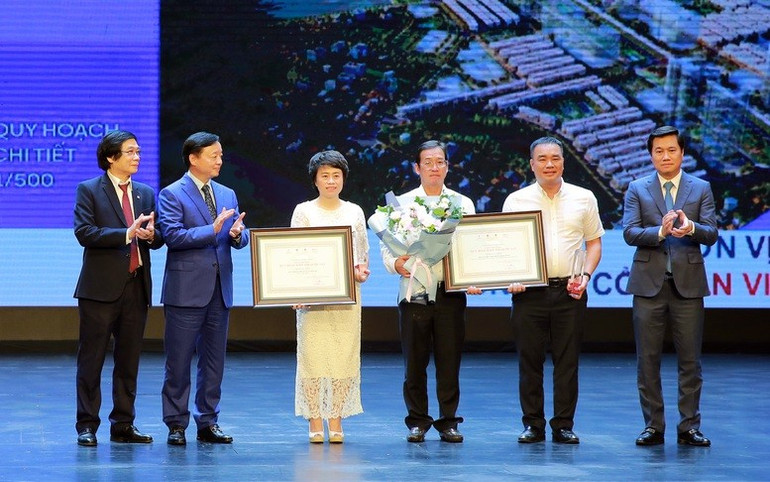 Phó Thủ tướng Trần Hồng Hà, Thứ trưởng Xây dựng Nguyễn Tường Văn, Chủ tịch Hội Quy hoạch phát triển Đô thị Việt Nam Trần Ngọc Chính trao giải Đặc biệt cho hai đồ án dự thi. vupa-2.jpg