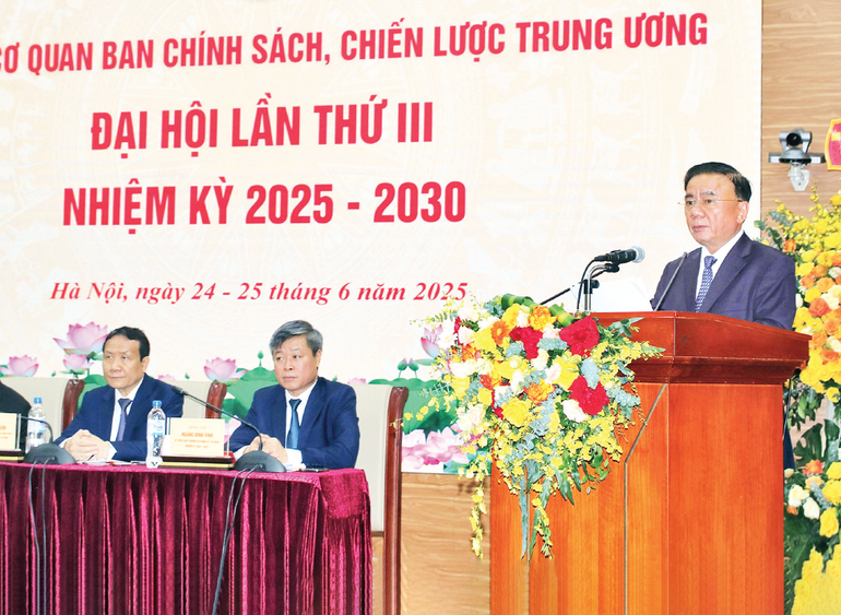 Thường trực Ban Bí thư Trần Cẩm Tú, Bí thư Đảng ủy các cơ quan Đảng Trung ương phát biểu chỉ đạo Đại hội Đảng bộ cơ quan Ban Chính sách, chiến lược Trung ương. (Ảnh THẾ HOÀNG) screenshot-2025-07-16-054833.png
