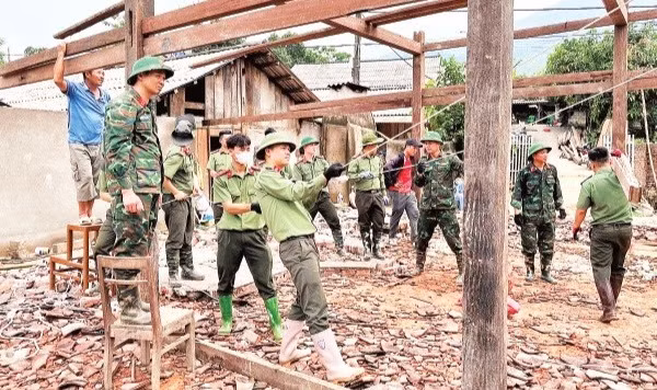 Cán bộ, chiến sĩ các đơn vị Công an tỉnh Bắc Kạn (cũ) hỗ trợ các hộ dân khắc phục hậu quả mưa lũ, ngày 22/5/2025. (Ảnh: NAM PHONG)