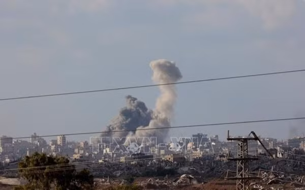 Khói bốc lên sau cuộc không kích của Israel xuống thành phố Gaza, ngày 25/9/2025. (Ảnh: THX/TTXVN)
