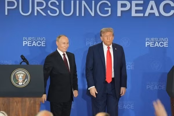 Tổng thống Mỹ Donald Trump (phải) và Tổng thống Nga Vladimir Putin trong cuộc họp báo chung tại Căn cứ Elmendorf-Richardson ở Anchorage, bang Alaska (Mỹ) ngày 15/8/2025. (Nguồn: THX/TTXVN)