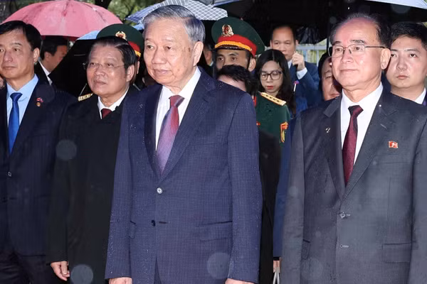 Tổng Bí thư Tô Lâm dự Lễ khánh thành Tượng đài Chủ tịch Hồ Chí Minh trong khuôn viên Đại sứ quán Việt Nam tại Triều Tiên. (Ảnh: TTXVN)