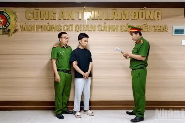 Cơ quan điều tra thi hành lệnh bắt đối với Ngô Anh Tuấn. (Ảnh: Công an tỉnh Lâm Đồng)