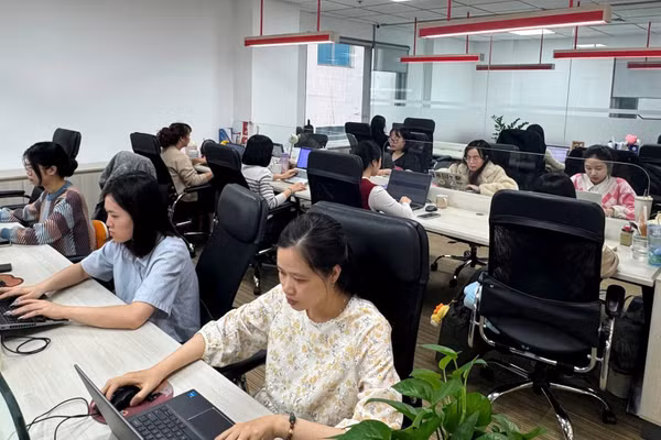 Nhân viên Công ty cổ phần Truyền thông Luật Việt Nam sử dụng nền tảng ứng dụng AI hỗ trợ tra cứu, phân tích và rà soát pháp lý.
