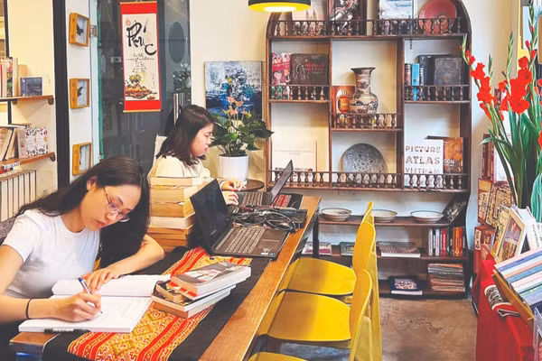 Nhiều bạn đọc Việt Nam cũng đến Bookworm Hanoi để tìm kiếm sách ngoại văn.