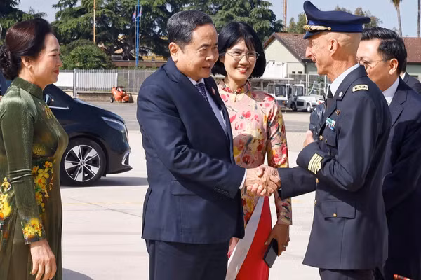 Lễ tiễn Chủ tịch Quốc hội Trần Thanh Mẫn và Phu nhân tại sân bay Ciampino, thủ đô Rome, Cộng hòa Italia. (Ảnh: TTXVN)