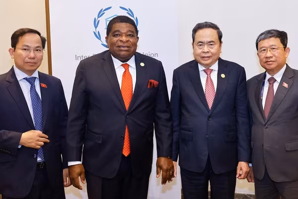 Chủ tịch Quốc hội Trần Thanh Mẫn gặp Tổng Thư ký IPU Martin Chungong. (Ảnh: TTXVN)