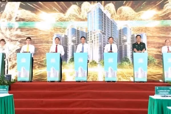 Các đại biểu thực hiện nghi thức khởi công dự án khu nhà ở xã hội Him Lam-Phúc Lợi.