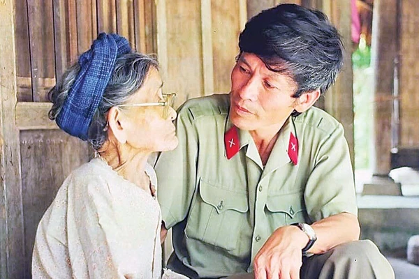 Nghệ sĩ nhiếp ảnh Trần Hồng và mẹ.