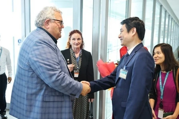 Thứ trưởng Ngoại giao Lê Anh Tuấn đón Chủ tịch Quốc hội New Zealand Gerry Brownlee tại sân bay quốc tế Nội Bài. (Ảnh: TTXVN) 