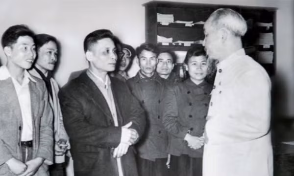 Bác Hồ thăm và chúc Tết cán bộ phóng viên Báo Nhân Dân năm 1957. (Ảnh: Tư liệu)