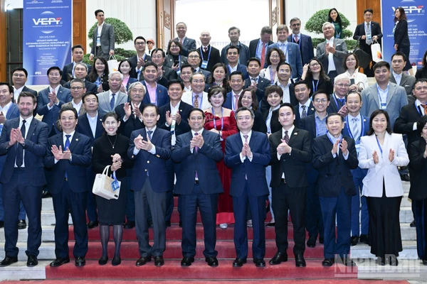 Thủ tướng Phạm Minh Chính và các đại biểu tham dự Diễn đàn Kinh tế Việt Nam 2025, triển vọng 2026.